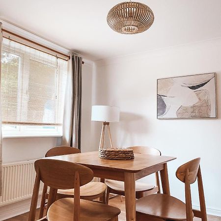 Hollybush Apartment, By Solace Stays Нюпорт Екстериор снимка