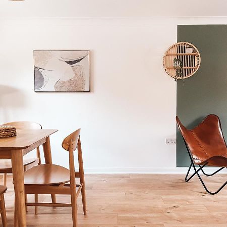 Hollybush Apartment, By Solace Stays Нюпорт Екстериор снимка